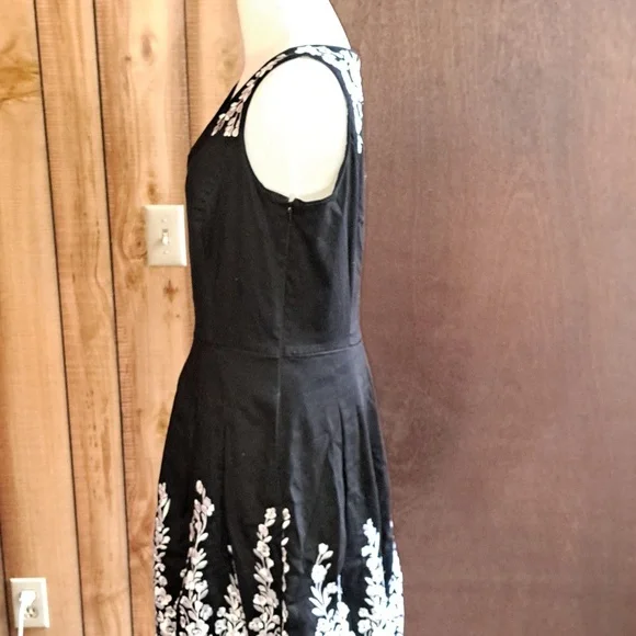 White House Black Market Black and White Floral Dress - Picture 5 of 6
